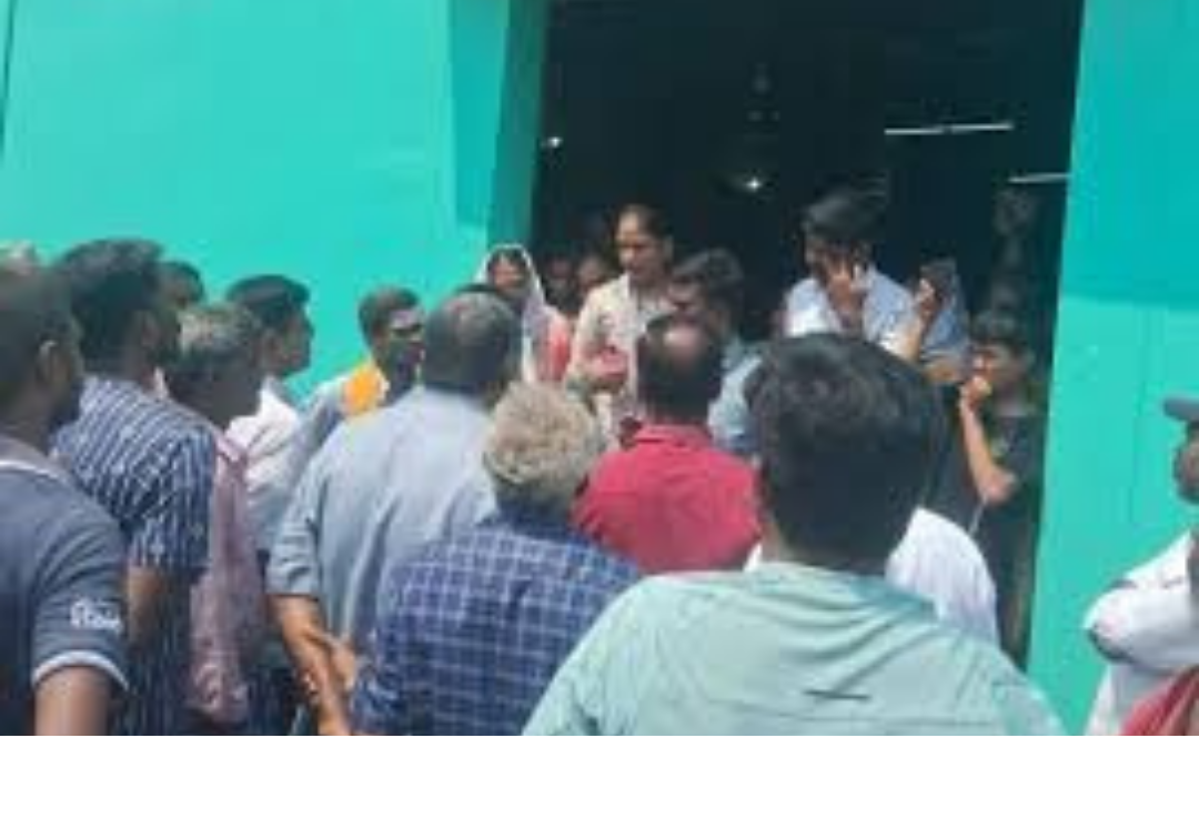 வேலூர் சேண்பாக்கத்தில் போலீசார் முன்னிலையில் மூடப்பட்ட கட்டிடம் மற்றும் கூடும் பொதுமக்கள்