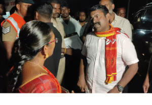 காரைக்குடி சோதனைச்சாவடியில் வாகன சோதனைக்கும் போது அதிகாரியுடன் பேசும் சீமான் மற்றும் போலீசார்