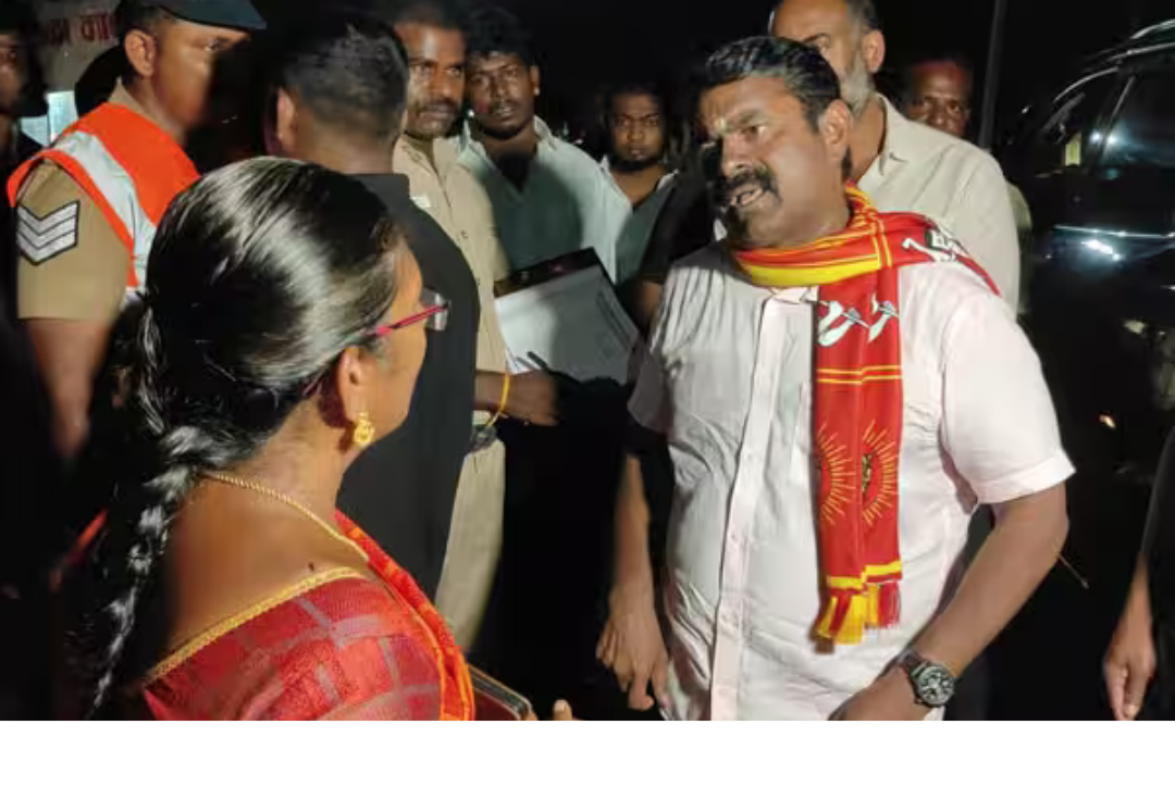 காரைக்குடி சோதனைச்சாவடியில் வாகன சோதனைக்கும் போது அதிகாரியுடன் பேசும் சீமான் மற்றும் போலீசார்