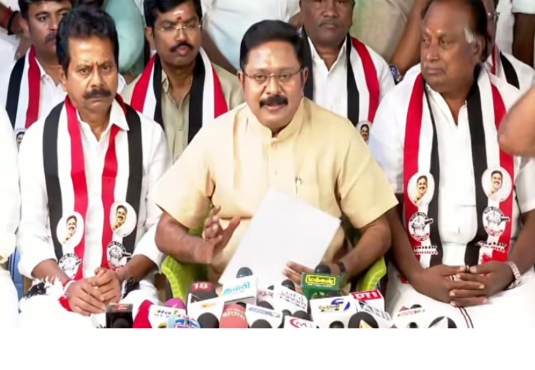 அமமுக தலைவர் டிடிவி தினகரன் வேட்பாளர்கள் பட்டியல் மற்றும் தேர்தல் அறிக்கையை வெளியிடும் காட்சி