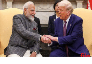 டிரம்ப் மற்றும் மோடி இடையிலான நட்பு மற்றும் அரசியல் உறவை காட்டும் காட்சி
