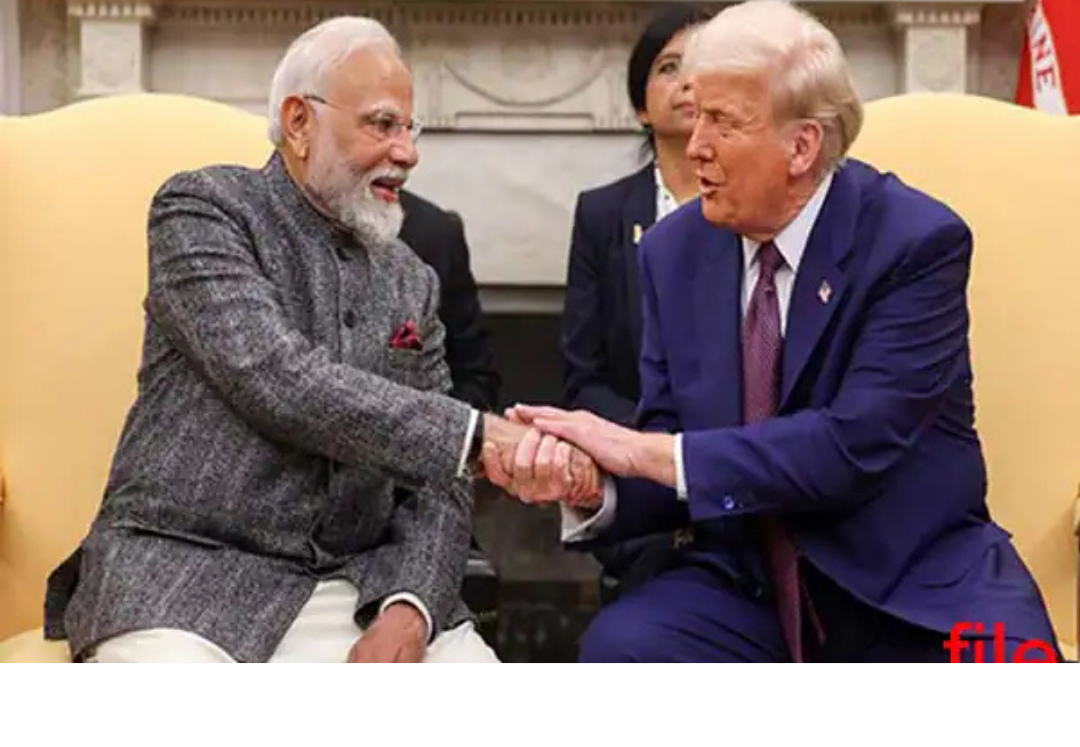 டிரம்ப் மற்றும் மோடி இடையிலான நட்பு மற்றும் அரசியல் உறவை காட்டும் காட்சி