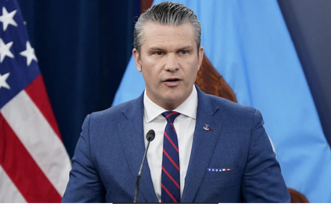 ஈரான் போர் குறித்து கருத்து தெரிவித்த அமெரிக்க ராணுவ அமைச்சர் பீட் ஹெக்சேத்.