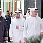 துபாய் மாலில் பொதுமக்களுடன் நடந்து சென்ற UAE அதிபர் ஷேக் முகமது பின் சயீத் மற்றும் துபாய் இளவரசர் ஷேக் ஹமதான்.