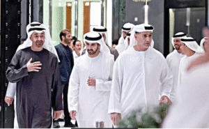 துபாய் மாலில் பொதுமக்களுடன் நடந்து சென்ற UAE அதிபர் ஷேக் முகமது பின் சயீத் மற்றும் துபாய் இளவரசர் ஷேக் ஹமதான்.