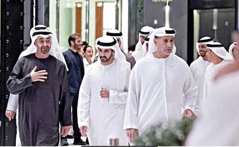 துபாய் மாலில் பொதுமக்களுடன் நடந்து சென்ற UAE அதிபர் ஷேக் முகமது பின் சயீத் மற்றும் துபாய் இளவரசர் ஷேக் ஹமதான்.