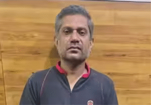 வெடிகுண்டு மிரட்டல் இ-மெயில் வழக்கில் கைது செய்யப்பட்ட நபரை விசாரிக்கும் டில்லி போலீசார்