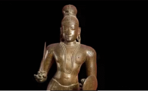 லண்டனில் இருந்து மீட்கப்பட்ட தாடிக்கொம்பு சௌந்தரராஜப் பெருமாள் கோயிலின் திருமங்கை ஆழ்வார் வெண்கலச் சிலை.