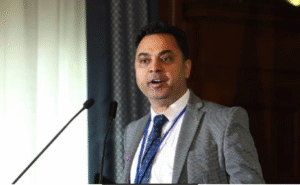 சிகாகோ பல்கலைக்கழகத்தின் தொழில்முறை சாதனையாளர் விருதை பெற்ற பொருளாதார நிபுணர் கே.வி. சுப்பிரமணியன்.