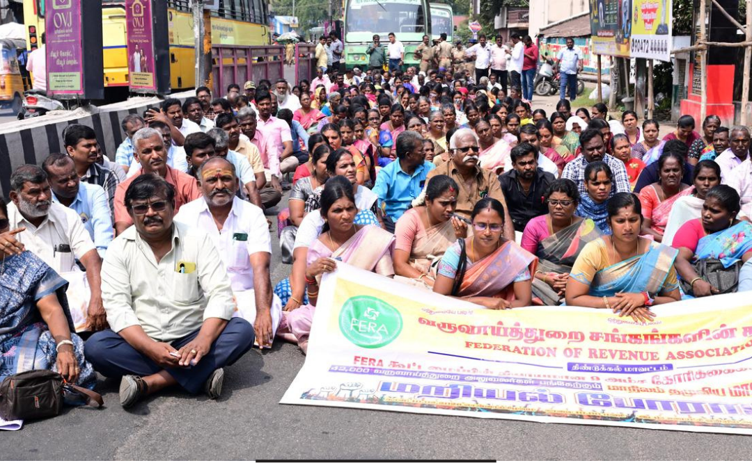 கோரிக்கைகளை வலியுறுத்தி தமிழகம் முழுவதும் போராட்டத்தில் ஈடுபட்டுள்ள வருவாய் துறை அலுவலர்கள்.