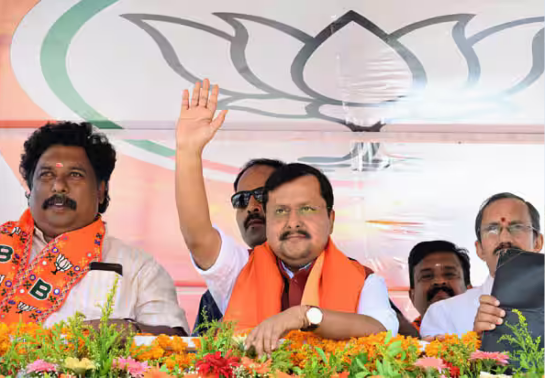 கேரள பாஜ தேர்தல் அறிக்கை வெளியீட்டு நிகழ்ச்சி – தலைவர்கள் பங்கேற்ற காட்சி