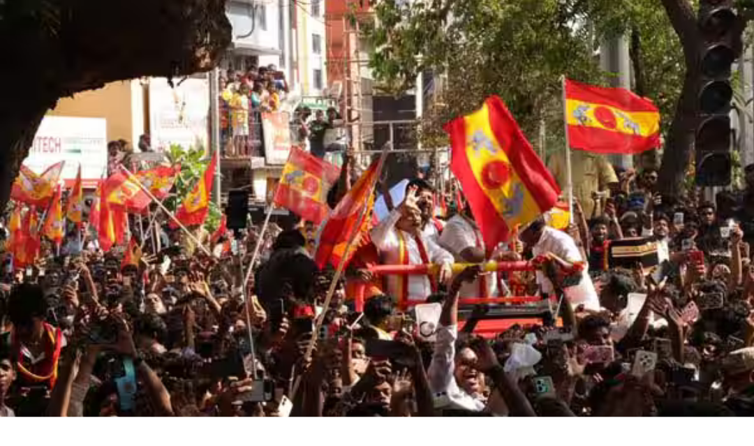 அசாம் திப்ருகர் தேயிலை தோட்டத்தில் பெண்களுடன் தேயிலை பறிக்கும் மோடி