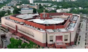 வளைகுடா நாடுகளில் வேலை செய்யும் இந்திய தொழிலாளர்கள் மற்றும் வேலைநிலையை குறிக்கும் காட்சி