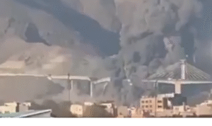 ஈரானில் பாலம் மீது தாக்குதல் மற்றும் மத்திய கிழக்கு போர் பதற்றத்தை காட்டும் காட்சி