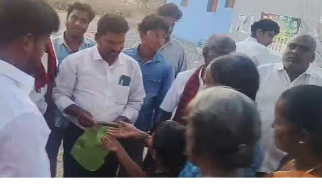 அணைக்கட்டு பகுதியில் நடைபெற்ற தேர்தல் பிரசார கூட்டம் மற்றும் மக்கள் கூட்டம் தொடர்பான காட்சி