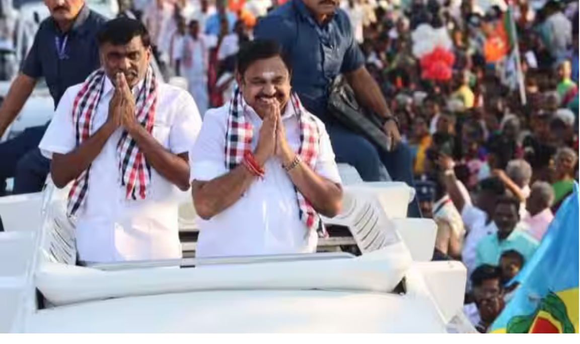 திருப்பத்தூர் பிரசார கூட்டத்தில் உரையாற்றும் பழனிசாமி மற்றும் ஆதரவாளர்கள்