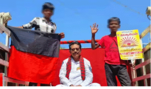 தேர்தல் பிரசாரத்தில் சிறுவர்கள் பதாகைகள் பிடித்து நிற்கும் காட்சி மற்றும் சர்ச்சை நிலை