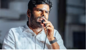 சென்னை விமான நிலையத்தில் செய்தியாளர்களிடம் பேசும் அண்ணாமலை காட்சி