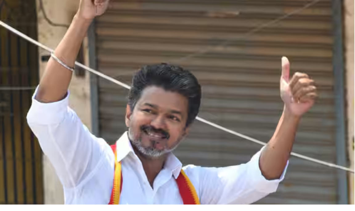 சென்னையில் தேர்தல் பிரசாரத்திற்காக பொதுமக்களிடம் உரையாற்றும் விஜய்