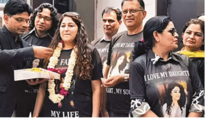 மீரட்டில் விவாகரத்து பெற்ற மகளை மேளதாளத்துடன் வரவேற்கும் தந்தை மற்றும் உறவினர்கள்