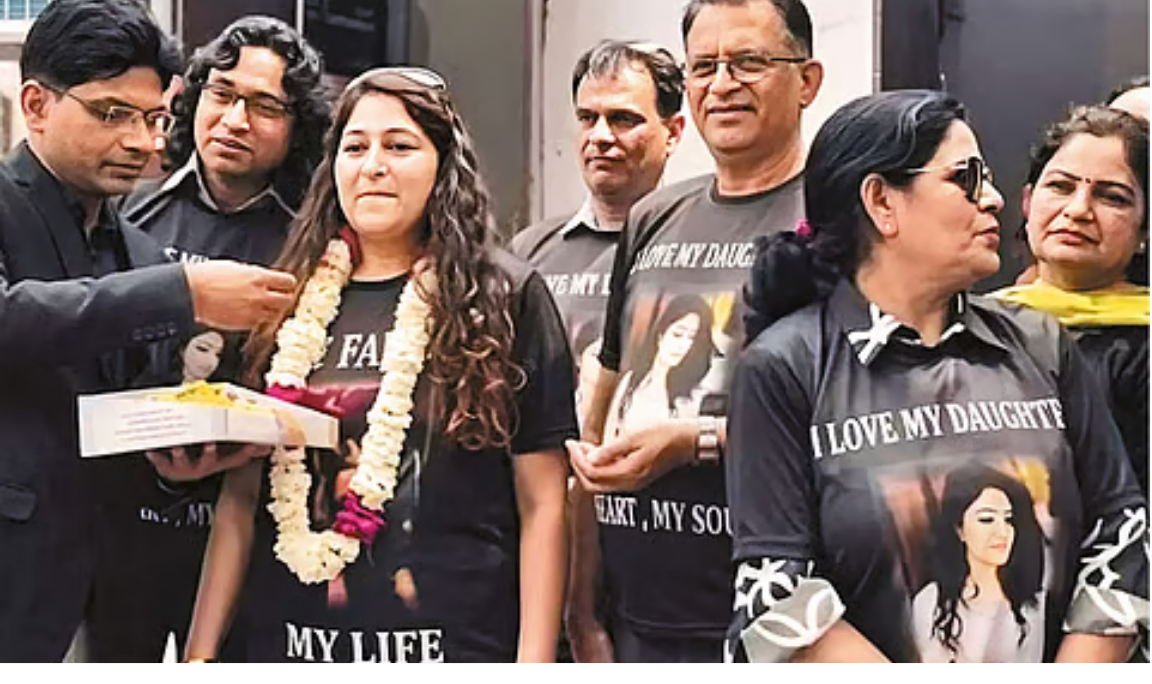 மீரட்டில் விவாகரத்து பெற்ற மகளை மேளதாளத்துடன் வரவேற்கும் தந்தை மற்றும் உறவினர்கள்