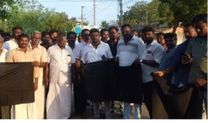 தூத்துக்குடி கிராமங்களில் வீடுகளில் கருப்புக்கொடி ஏற்றி போராட்டம் நடத்தும் மக்கள்