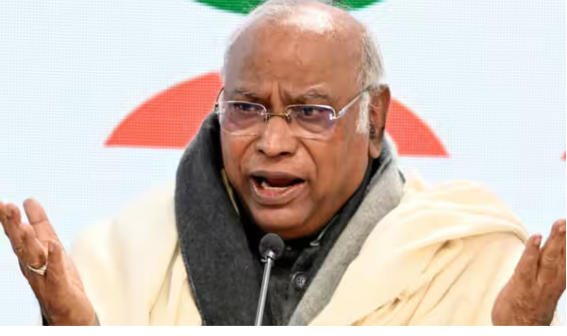 கேரளாவில் பிரசார கூட்டத்தில் உரையாற்றும் மல்லிகார்ஜுன கார்கே