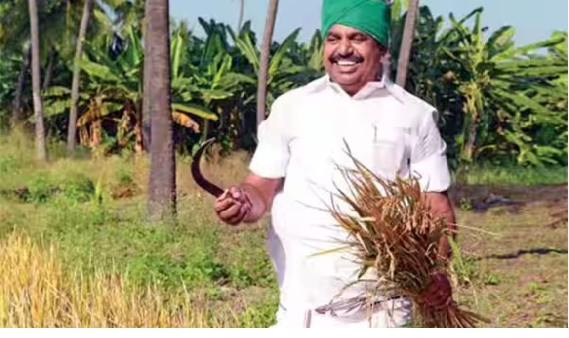 வேட்புமனு தாக்கல் செய்யும் போது பழனிசாமி மற்றும் அவரது ஆதரவாளர்கள்