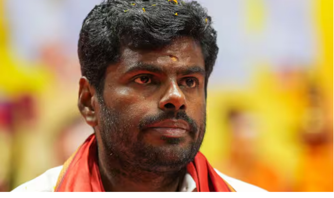 கோவையில் செய்தியாளர்களிடம் பேசி வரும் அண்ணாமலை