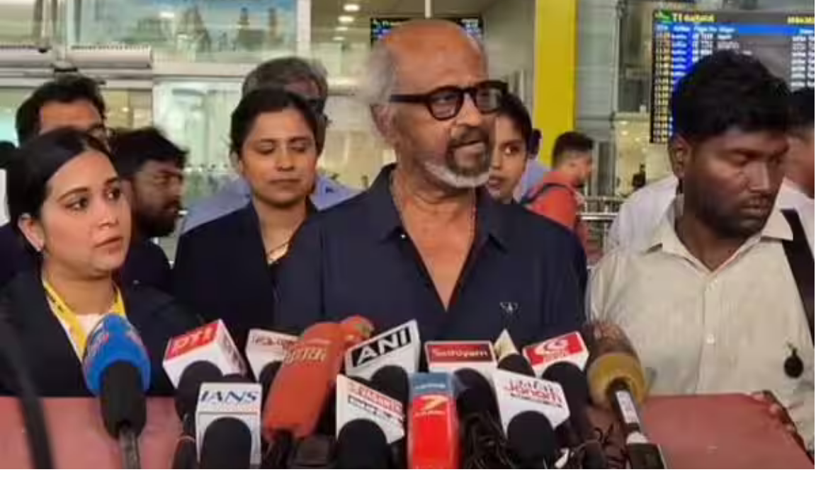 சென்னை விமான நிலையத்தில் செய்தியாளர்களிடம் பேசும் ரஜினிகாந்த்