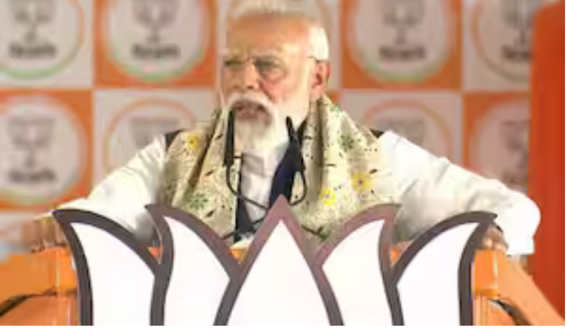 மேற்குவங்க ஹால்தியாவில் நடைபெற்ற தேர்தல் பிரசார கூட்டத்தில் பேசி வரும் பிரதமர் மோடி