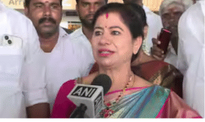 லால்குடி தொகுதியில் போட்டியிடும் லீமா ரோஸ் வேட்பு மனு தாக்கல் செய்யும் காட்சி