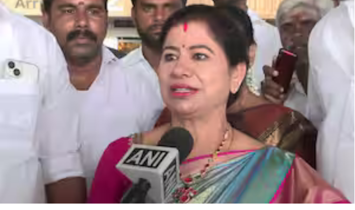 லால்குடி தொகுதியில் போட்டியிடும் லீமா ரோஸ் வேட்பு மனு தாக்கல் செய்யும் காட்சி