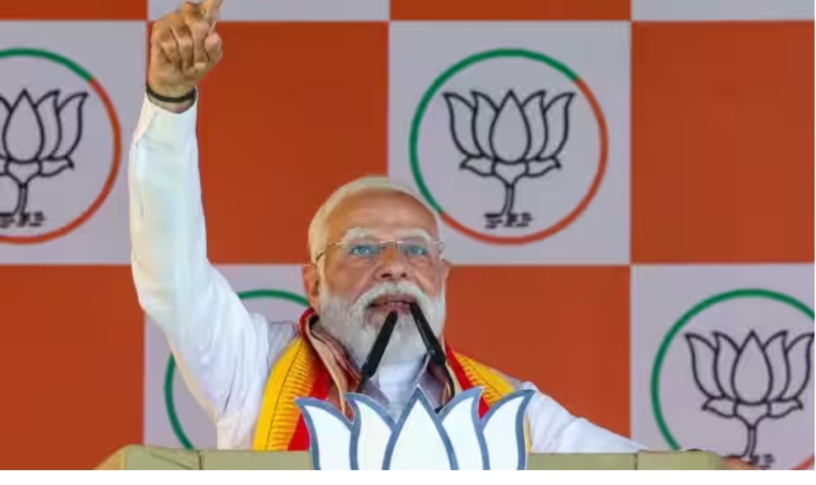 ஆன்லைன் நிகழ்ச்சியில் உரையாற்றும் பிரதமர் மோடி மற்றும் பா.ஜ. தொண்டர்கள் இணையும் காட்சி