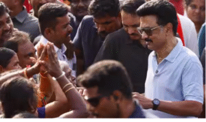 புதுக்கோட்டையில் நடைபயிற்சியுடன் பிரசாரம் செய்யும் முதல்வர் ஸ்டாலின்