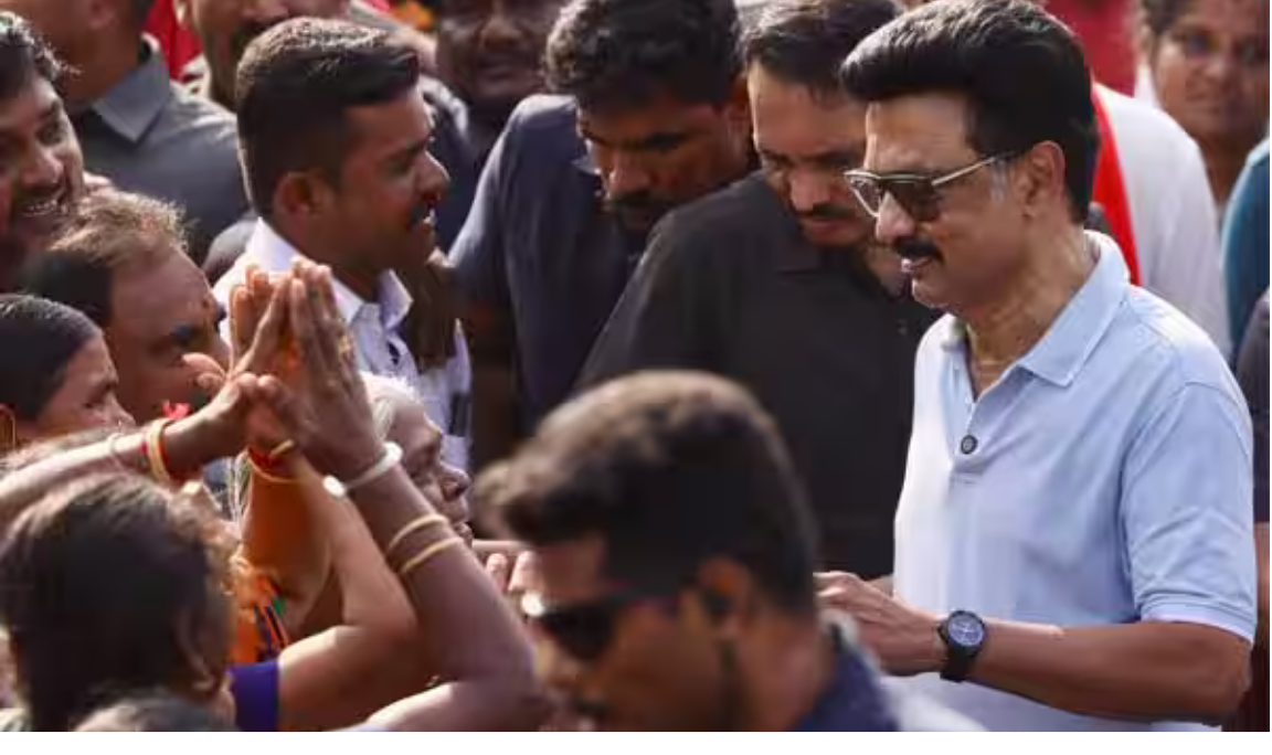 புதுக்கோட்டையில் நடைபயிற்சியுடன் பிரசாரம் செய்யும் முதல்வர் ஸ்டாலின்