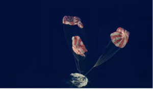 அர்டெமிஸ் 2 விண்கலம் பசிபிக் பெருங்கடலில் தரையிறங்கும் காட்சி