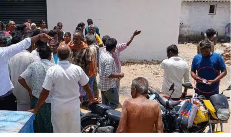 பிரசார நிகழ்வில் திரண்டுள்ள மக்கள் மற்றும் பணப்பட்டுவாடா குறித்த சர்ச்சை