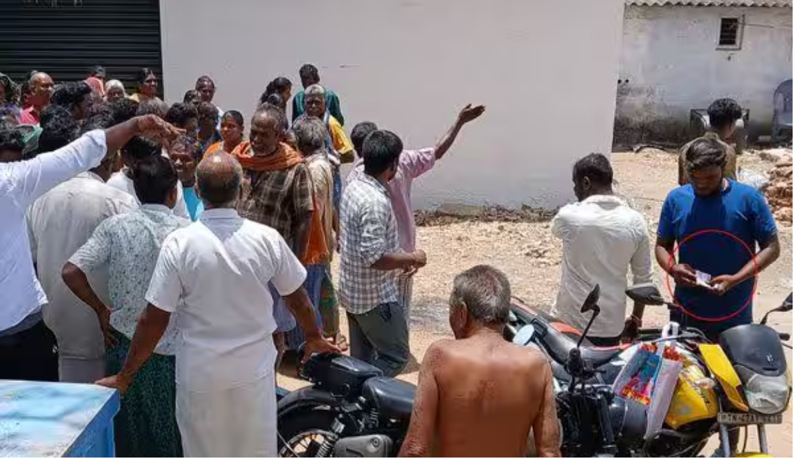 பிரசார நிகழ்வில் திரண்டுள்ள மக்கள் மற்றும் பணப்பட்டுவாடா குறித்த சர்ச்சை