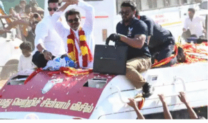 திருப்பூரில் நடைபெற்ற ரோடு ஷோவில் மக்கள் கூட்டத்திடம் பேசும் விஜய்