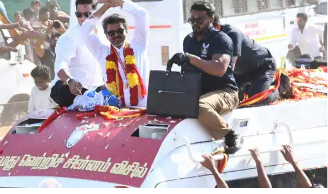 திருப்பூரில் நடைபெற்ற ரோடு ஷோவில் மக்கள் கூட்டத்திடம் பேசும் விஜய்