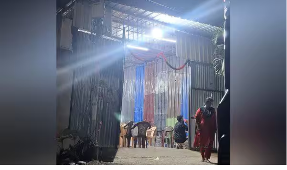 கோவை தெற்கு தொகுதி குறித்த புகாரை அளிக்கும் அதிமுக வேட்பாளர் அம்மன் அர்ஜுனன்