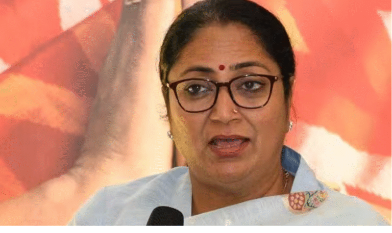 டில்லி முதல்வர் ரேகா குப்தா ஸ்டாலின் குறித்து விமர்சனம் செய்து பேசும் காட்சி