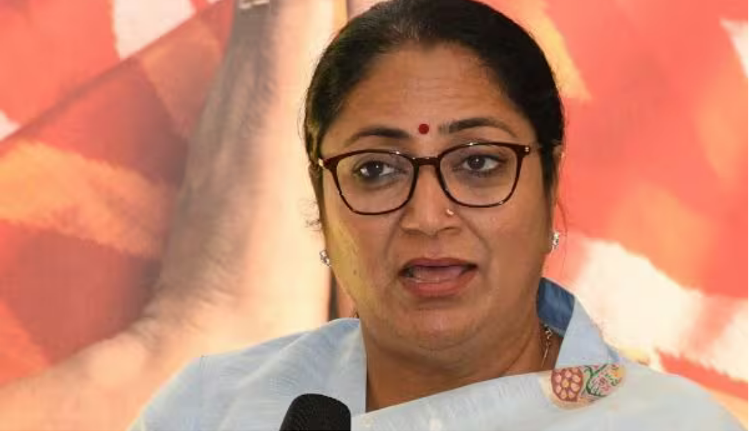 டில்லி முதல்வர் ரேகா குப்தா ஸ்டாலின் குறித்து விமர்சனம் செய்து பேசும் காட்சி