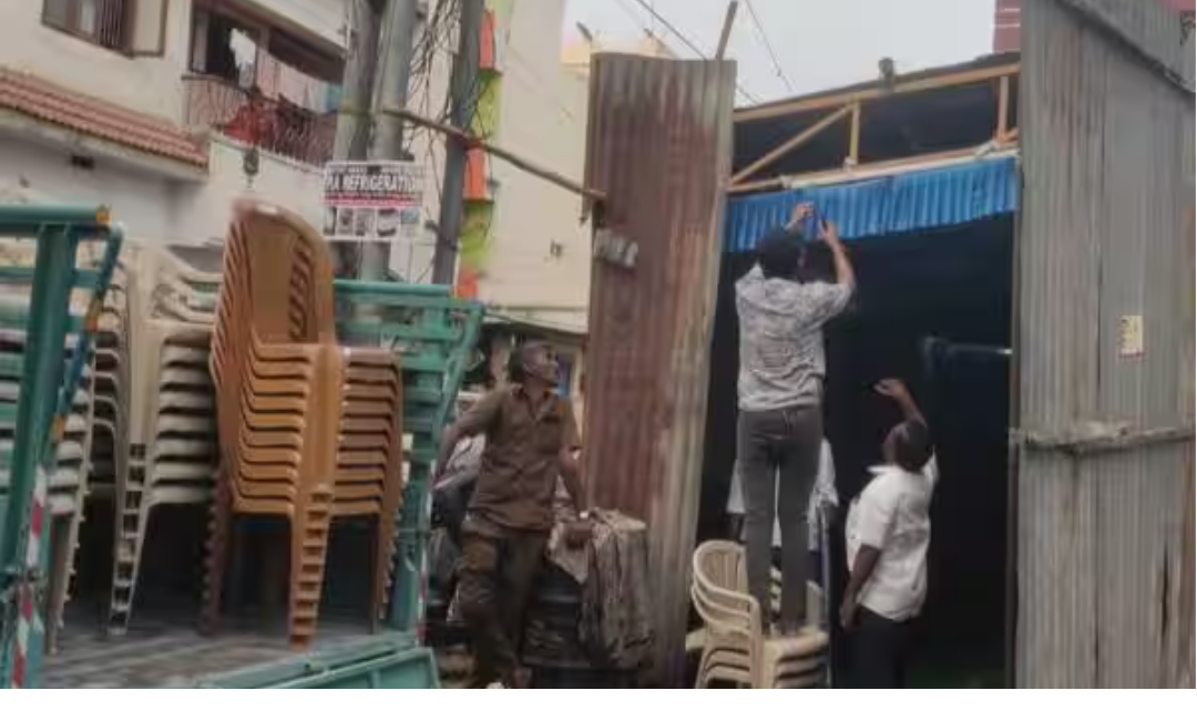 கோவை தெற்கு தொகுதியில் தி.மு.க. கூடாரங்கள் அகற்றப்படும் காட்சி மற்றும் தேர்தல் அதிகாரிகள் ஆய்வு