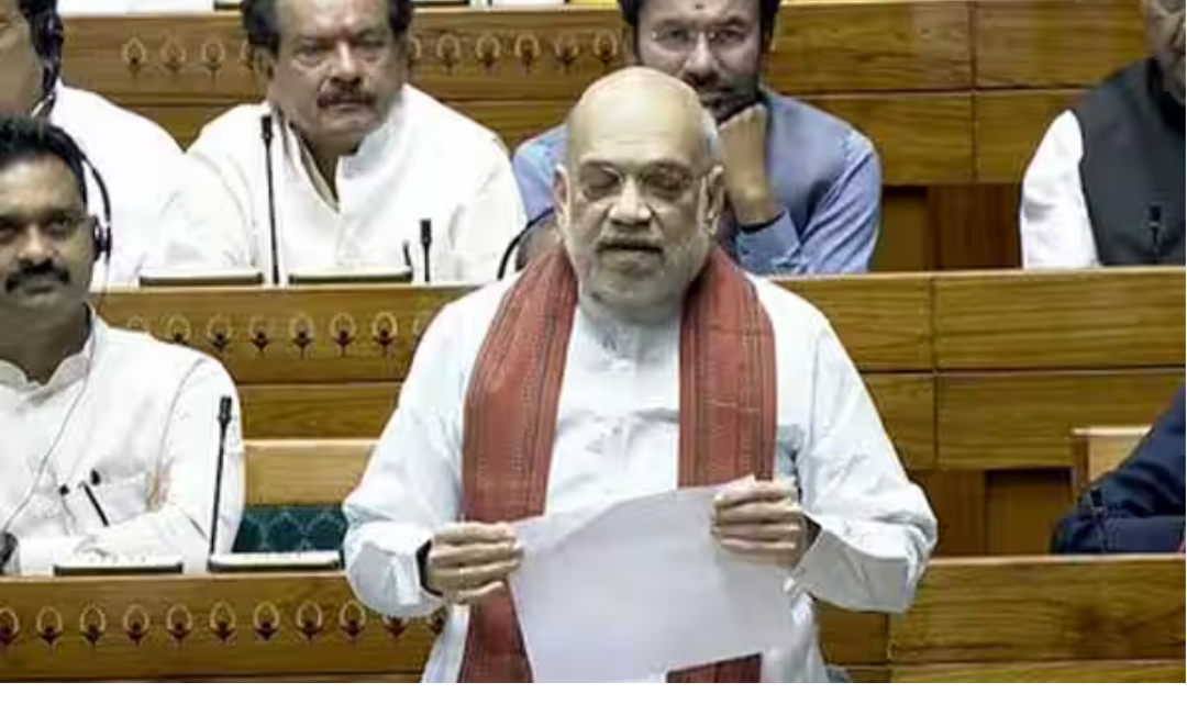 அமித் ஷா லோக்சபாவில் தொகுதி மறுவரையறை குறித்து விளக்கம் அளிக்கும் காட்சி
