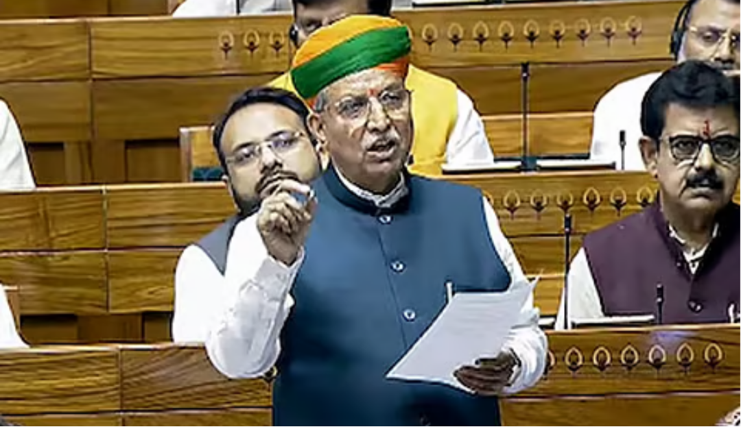 மகளிர் இடஒதுக்கீடு மசோதா குறித்து மக்களவையில் பேசும் மத்திய சட்டத்துறை மந்திரி அர்ஜுன் மேக்வால்