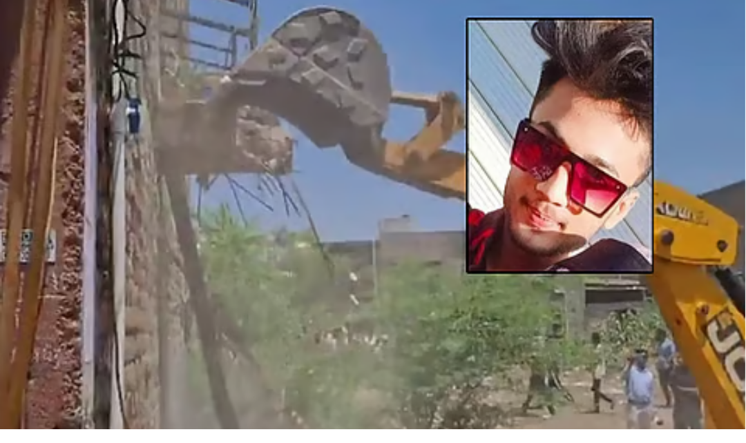 மராட்டியாவில் குற்றச்சாட்டுக்குட்பட்ட நபரின் வீடு JCB மூலம் இடிக்கப்படும் காட்சி