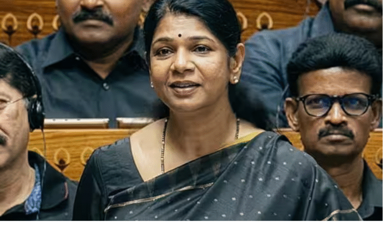 பாராளுமன்றத்தில் கருப்பு உடை அணிந்து பேசும் திமுக எம்.பி. கனிமொழி