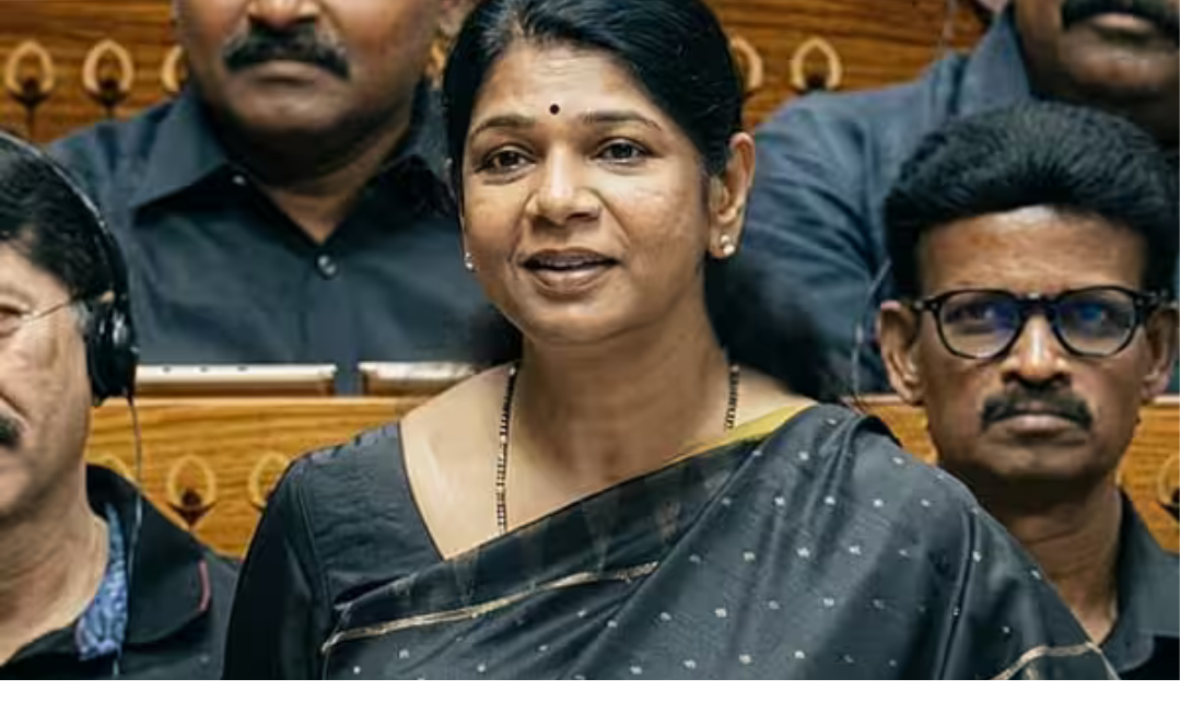 பாராளுமன்றத்தில் கருப்பு உடை அணிந்து பேசும் திமுக எம்.பி. கனிமொழி